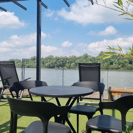 B&B Botel Charlie Beograd Bagian luar foto