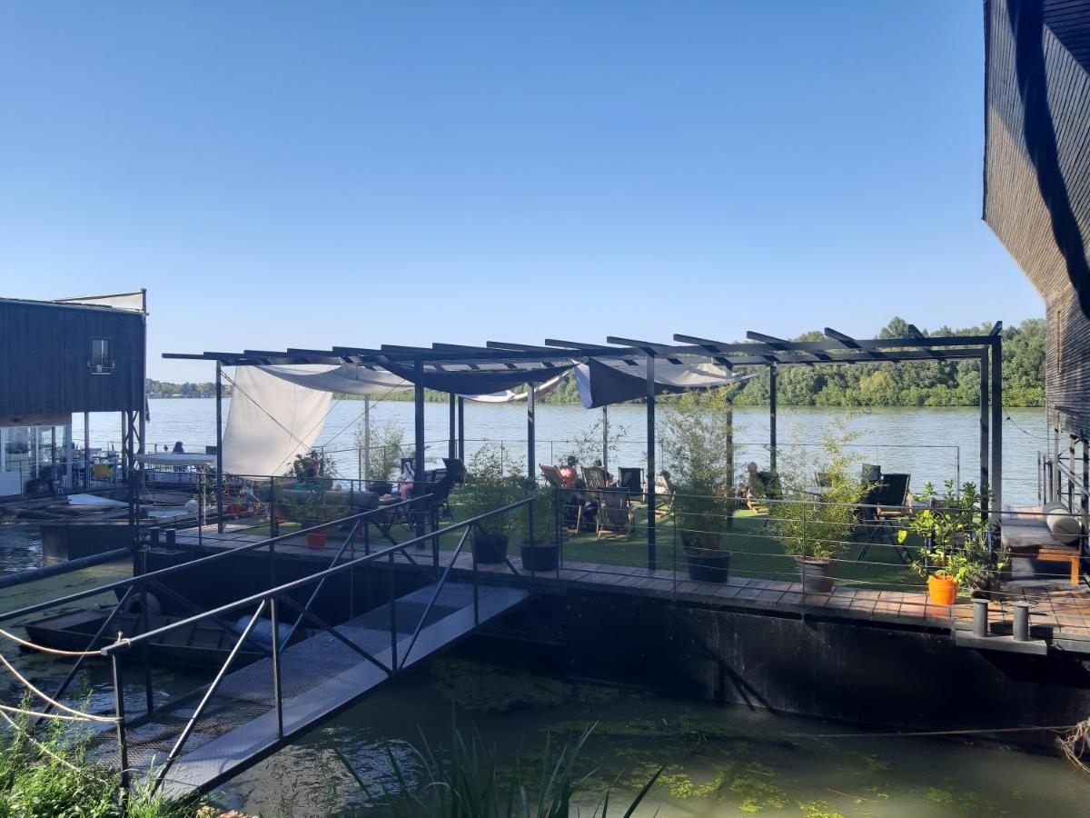 B&B Botel Charlie Beograd Bagian luar foto