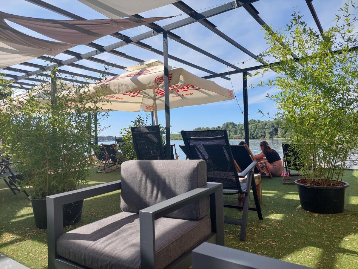 B&B Botel Charlie Beograd Bagian luar foto