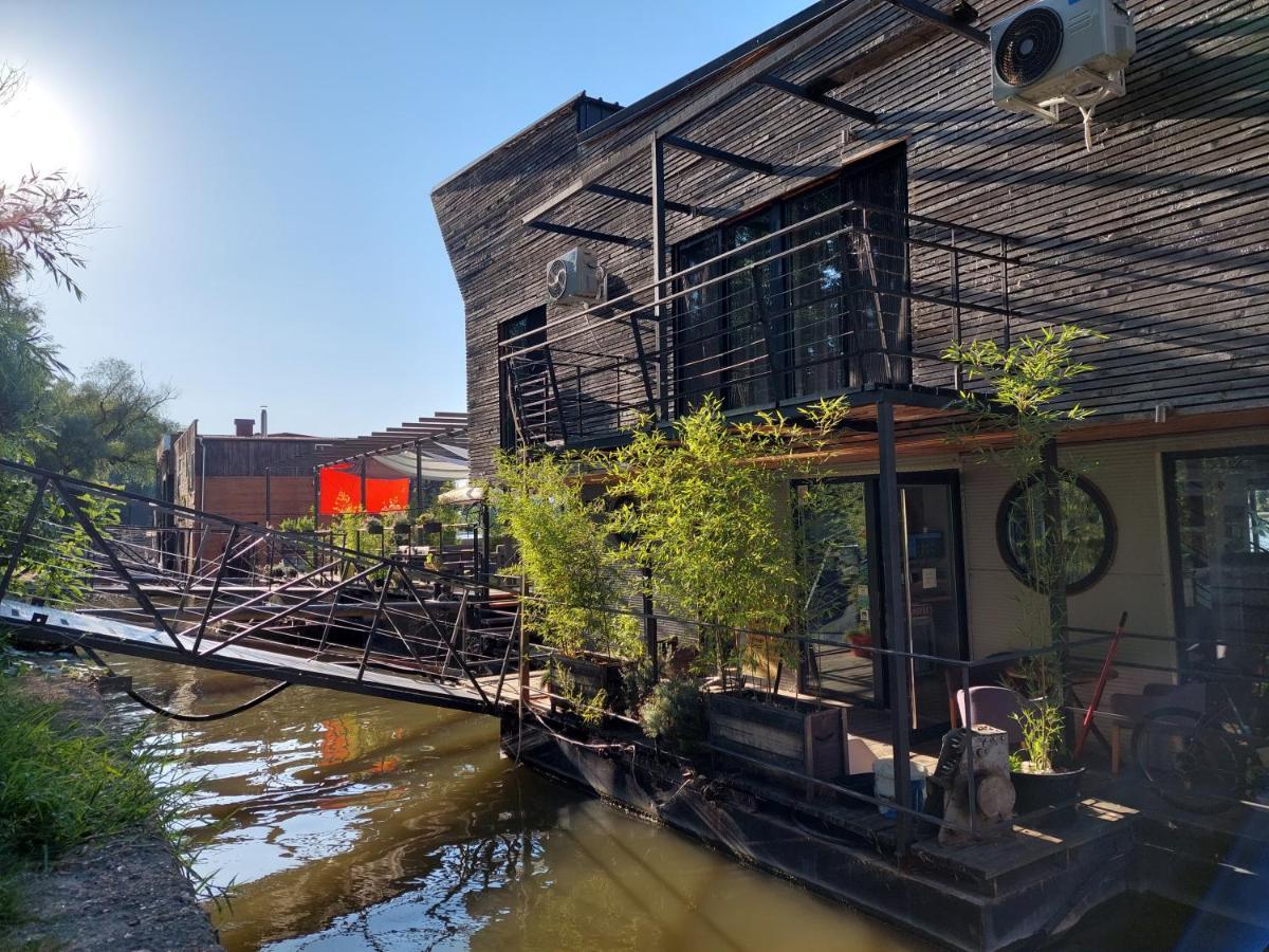 B&B Botel Charlie Beograd Bagian luar foto