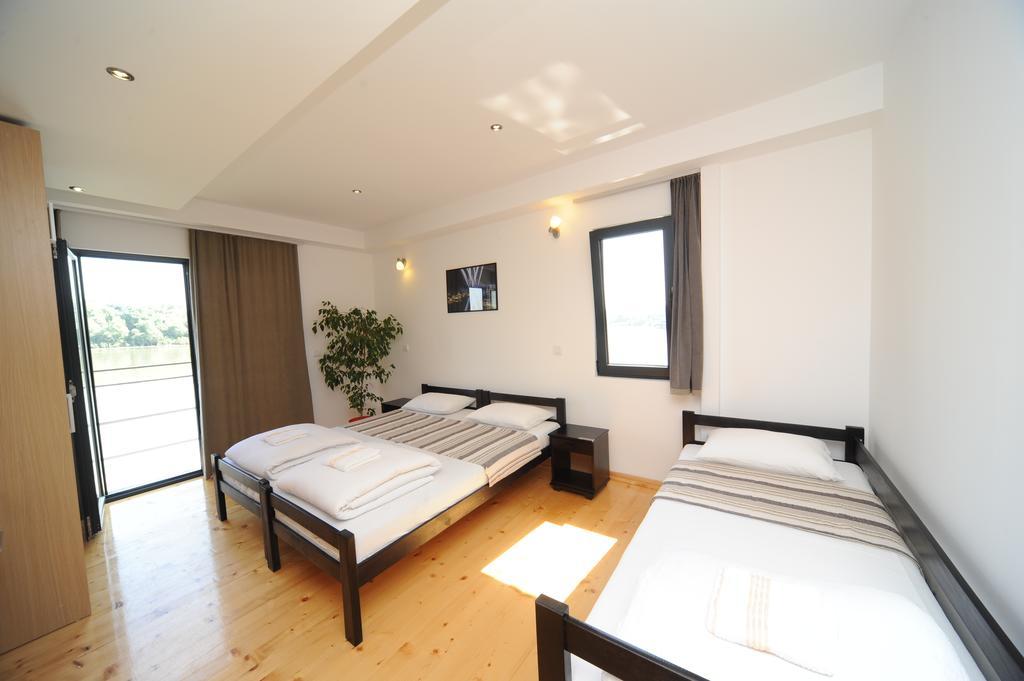 B&B Botel Charlie Beograd Bagian luar foto