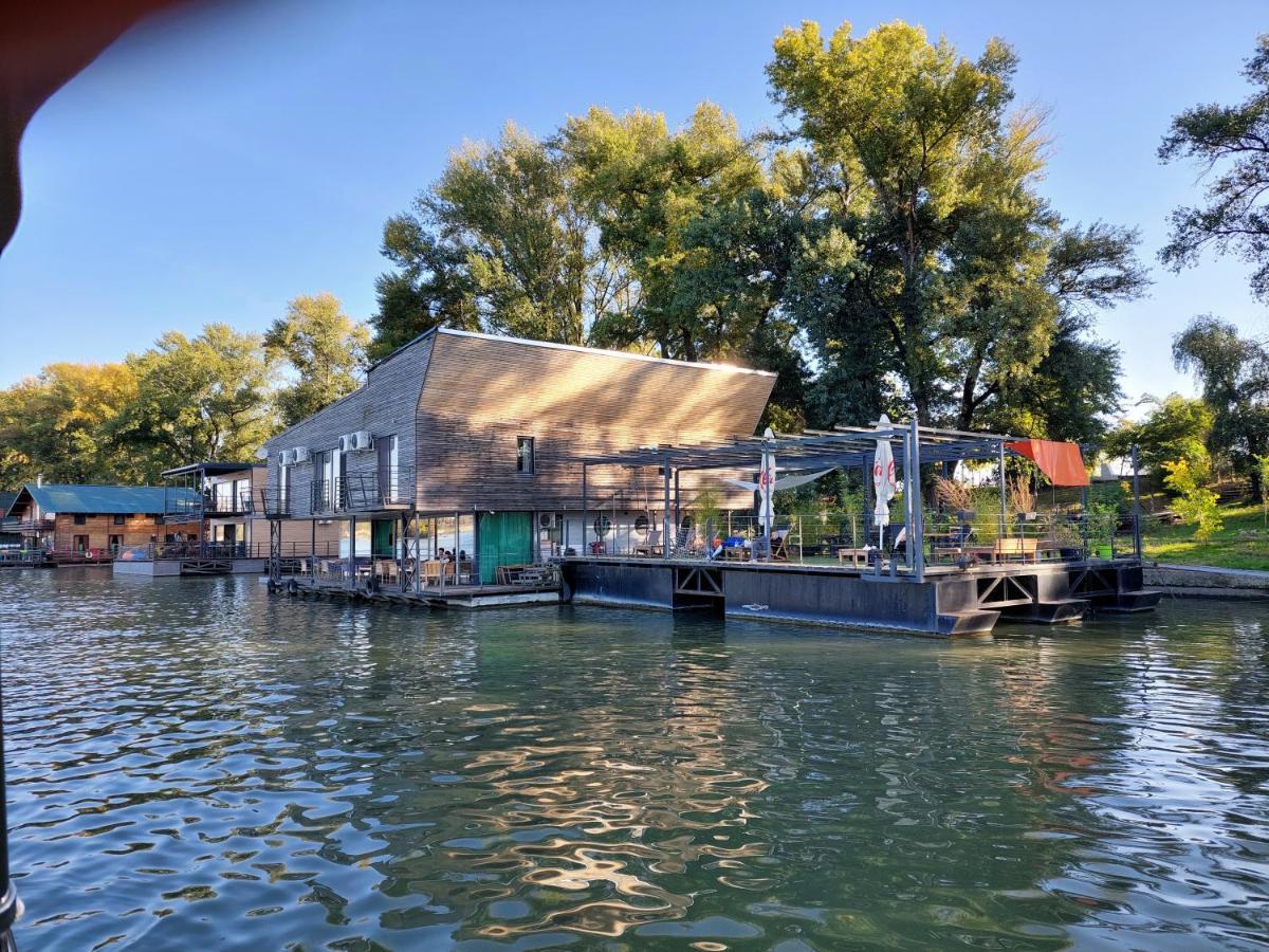 B&B Botel Charlie Beograd Bagian luar foto