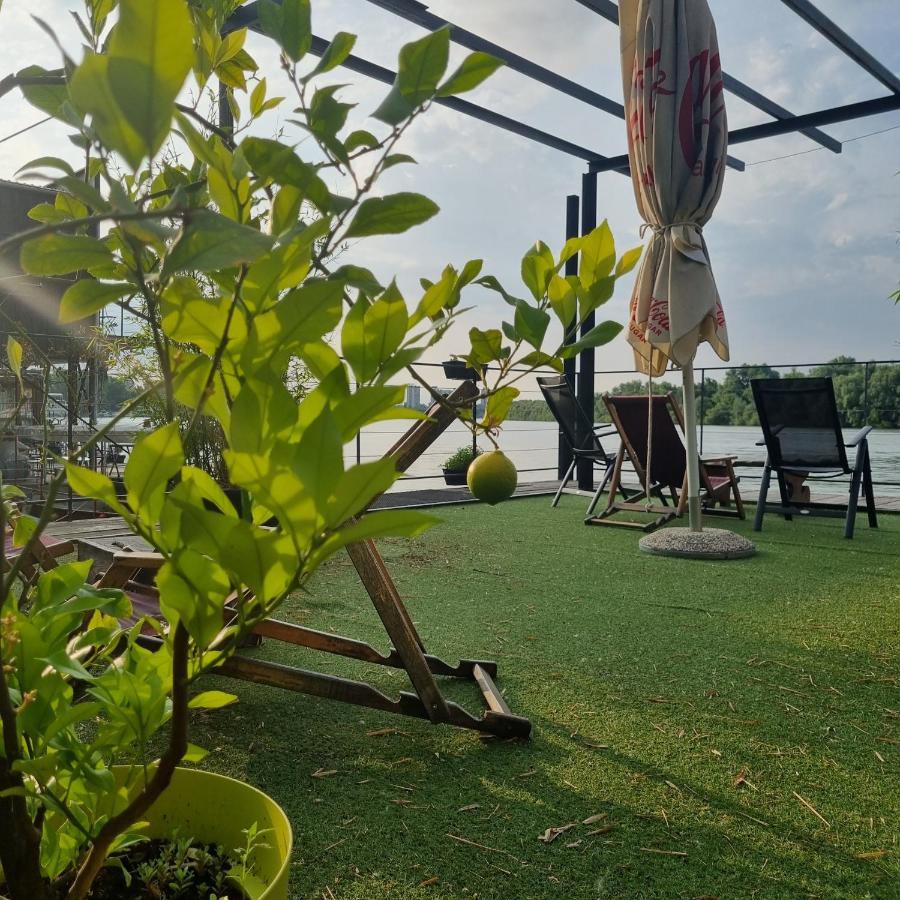 B&B Botel Charlie Beograd Bagian luar foto