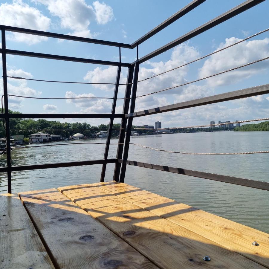 B&B Botel Charlie Beograd Bagian luar foto