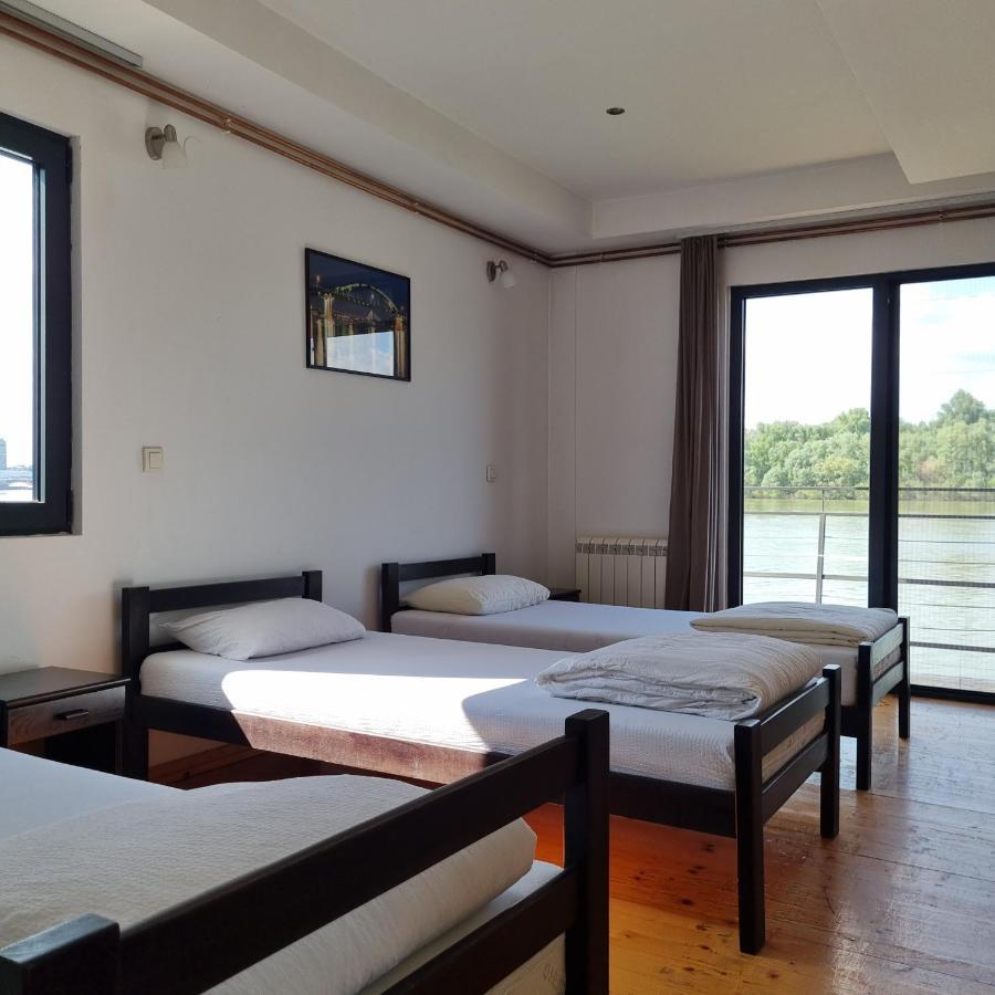 B&B Botel Charlie Beograd Bagian luar foto