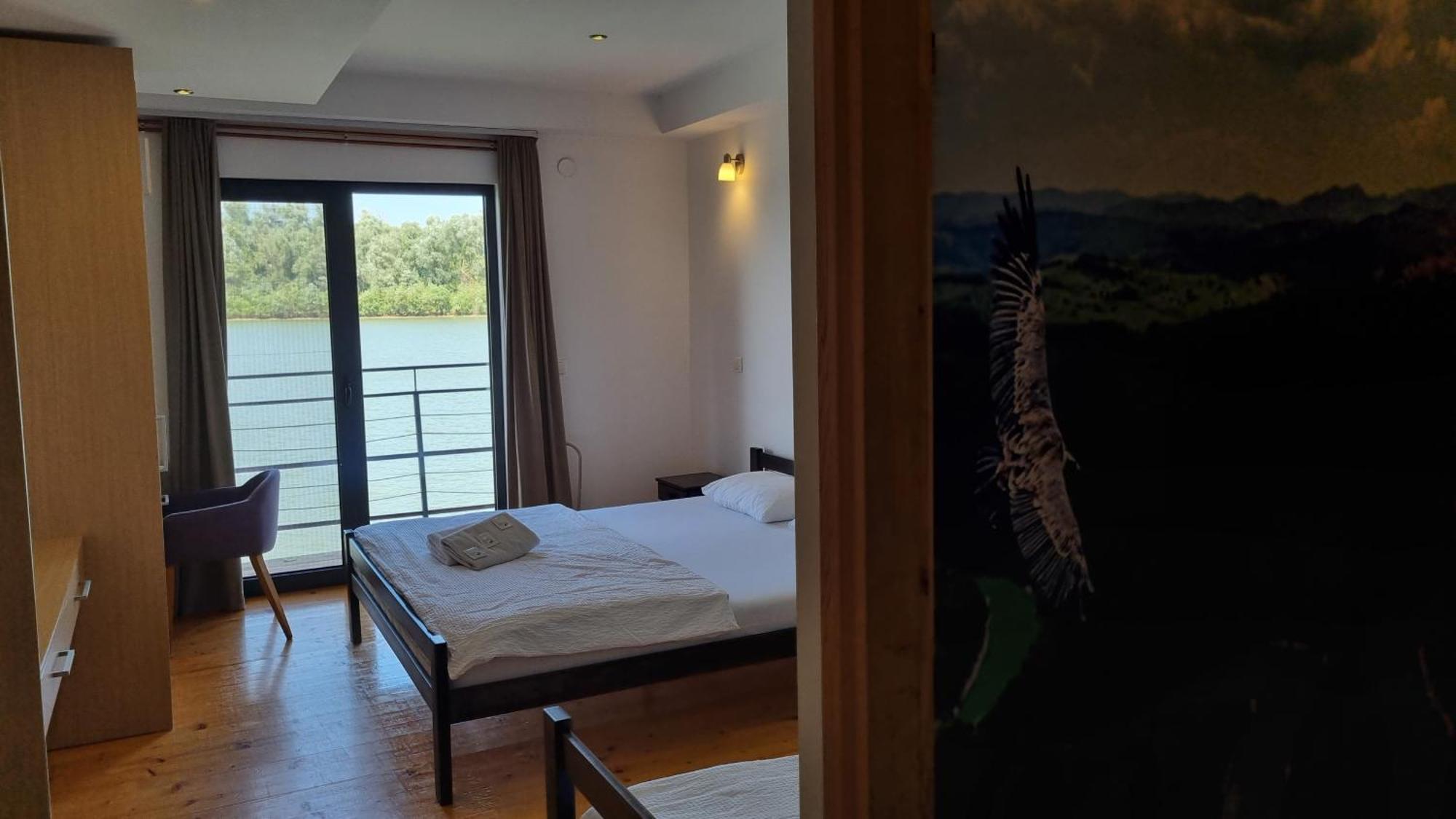 B&B Botel Charlie Beograd Bagian luar foto