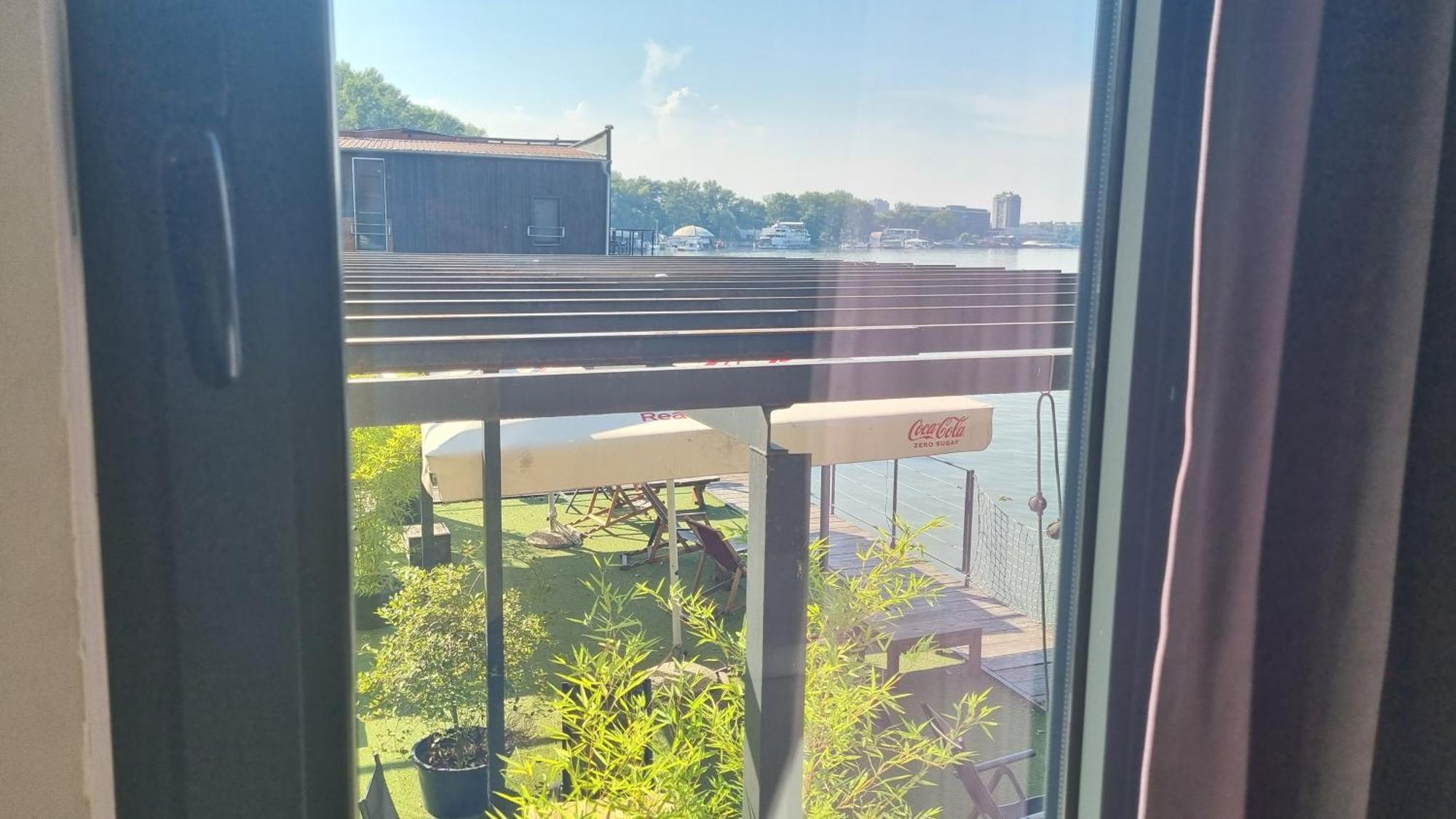 B&B Botel Charlie Beograd Bagian luar foto
