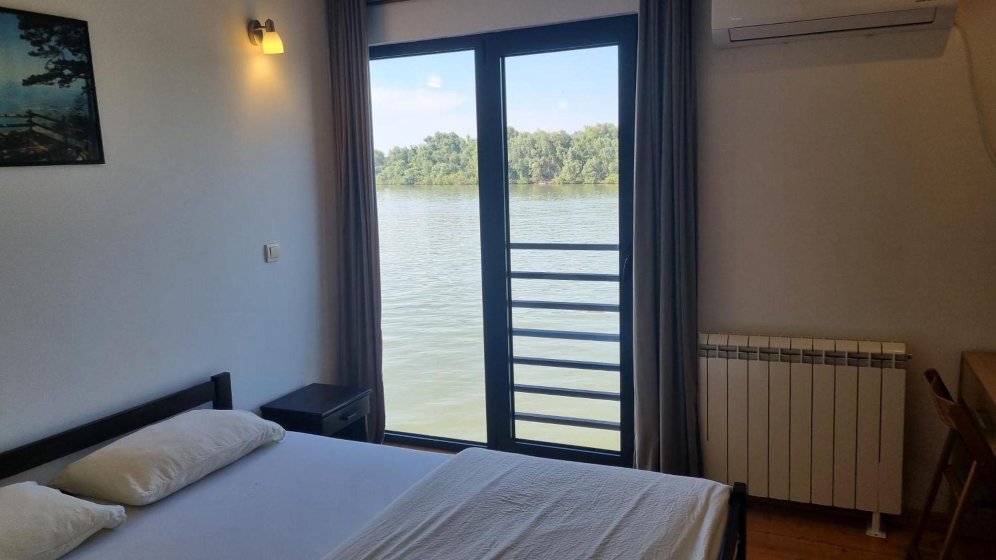 B&B Botel Charlie Beograd Bagian luar foto