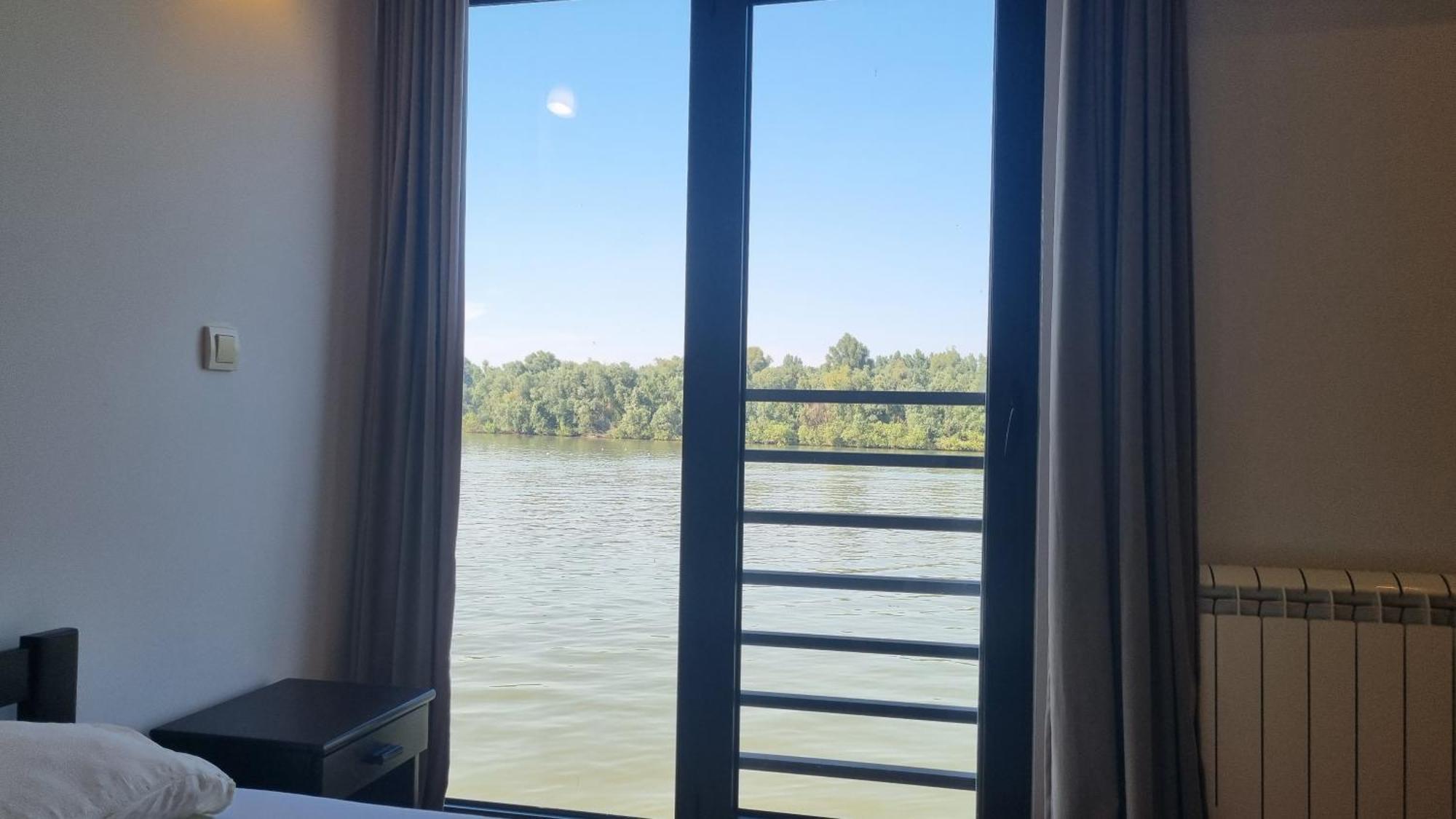 B&B Botel Charlie Beograd Bagian luar foto