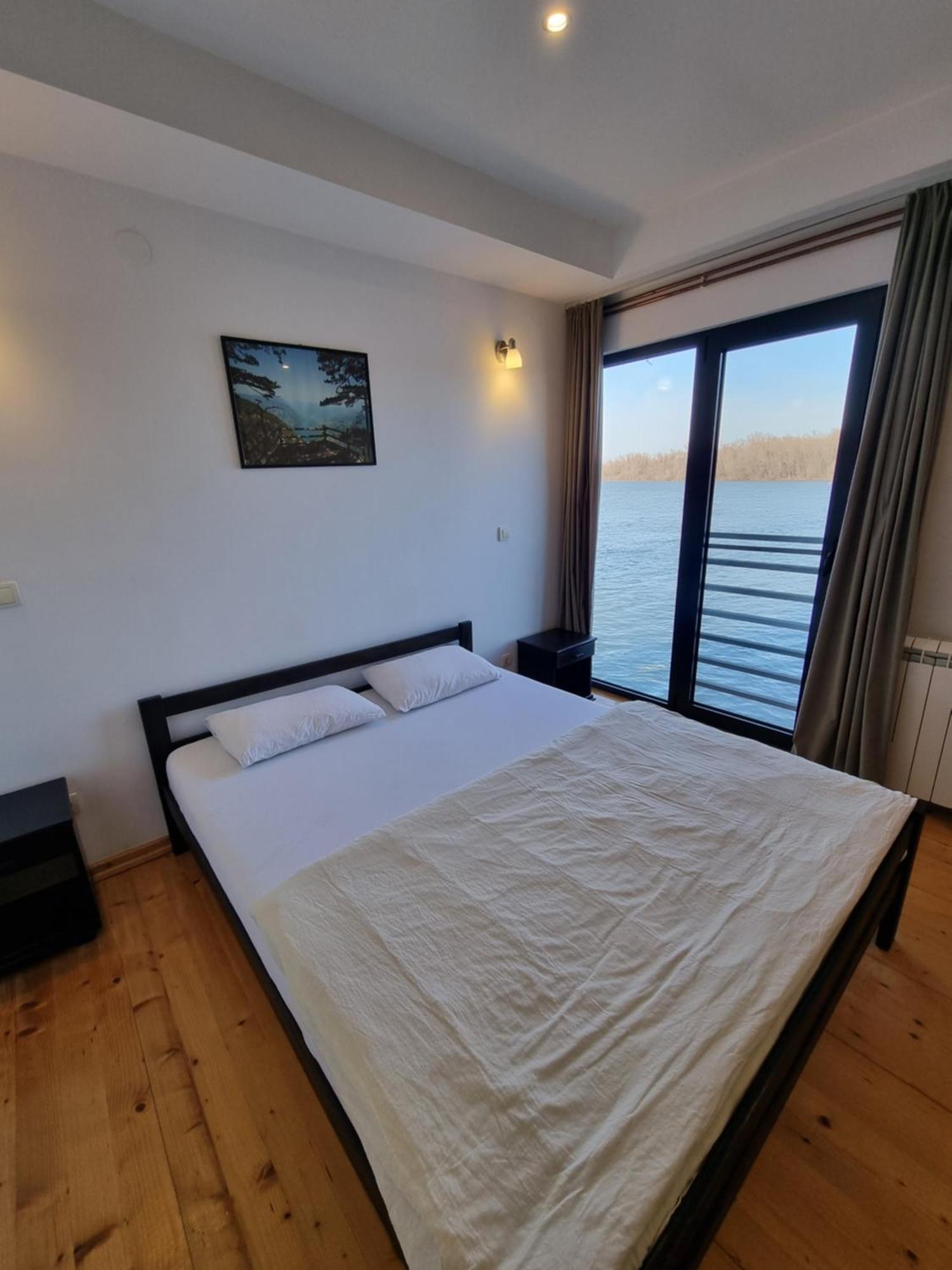 B&B Botel Charlie Beograd Ruang foto