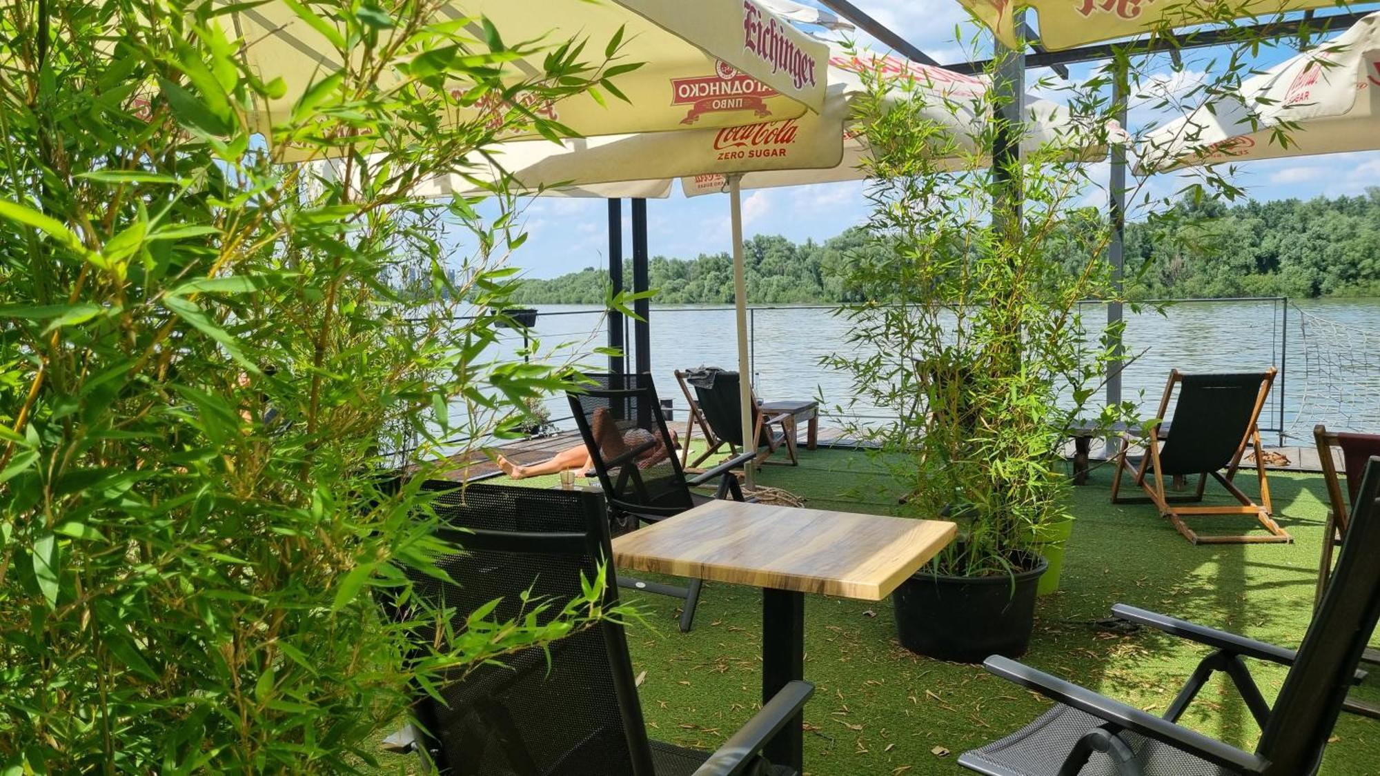 B&B Botel Charlie Beograd Bagian luar foto