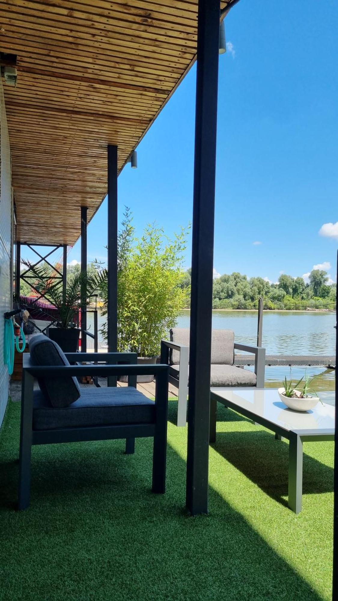 B&B Botel Charlie Beograd Bagian luar foto