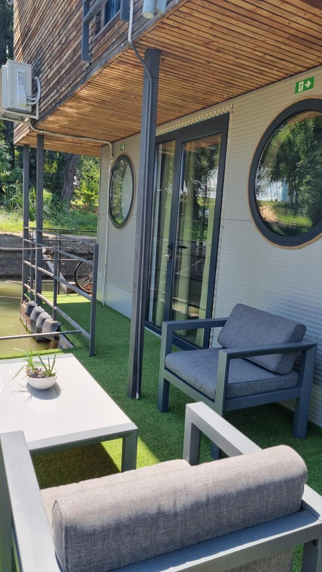 B&B Botel Charlie Beograd Bagian luar foto