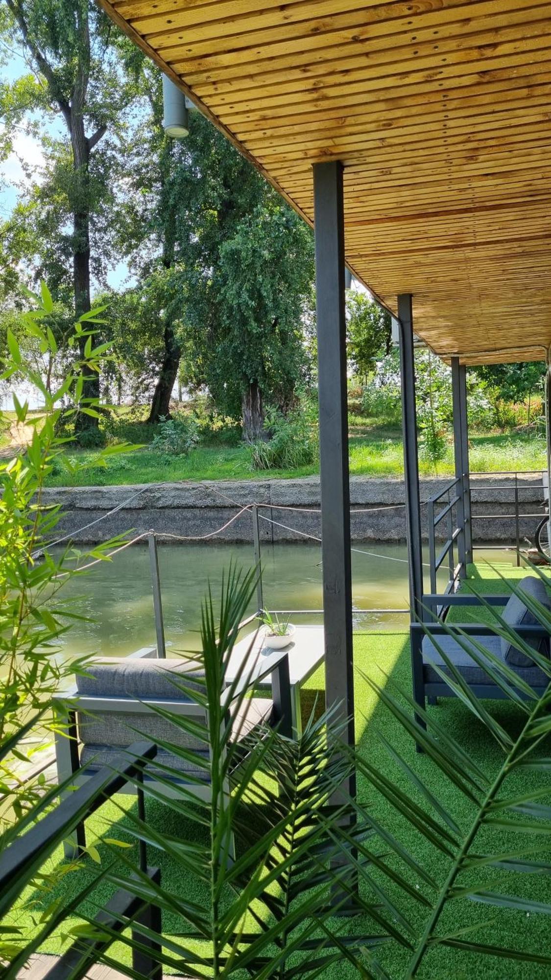B&B Botel Charlie Beograd Bagian luar foto