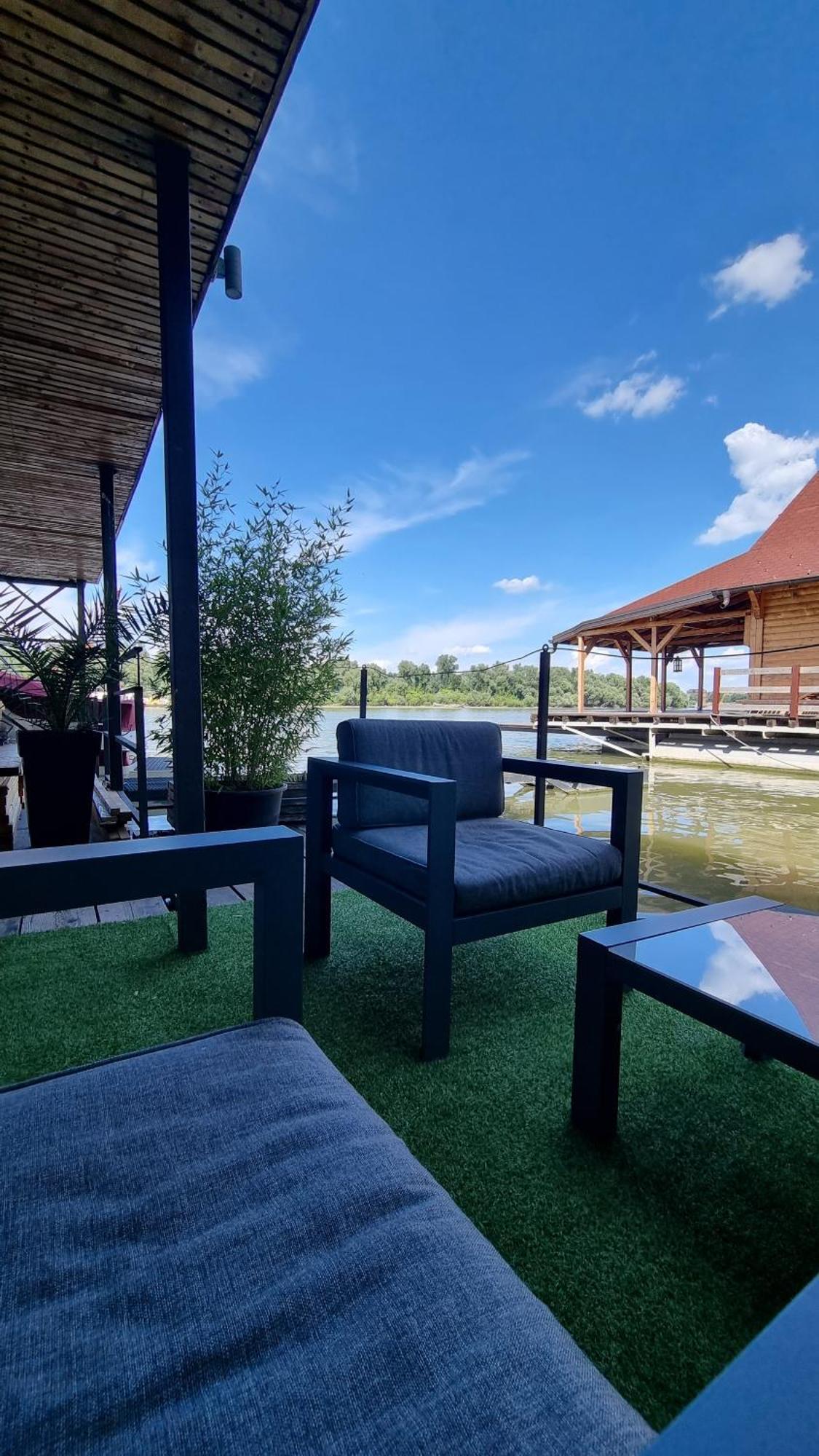 B&B Botel Charlie Beograd Bagian luar foto