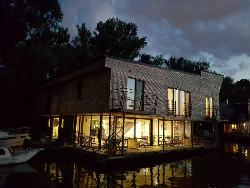 B&B Botel Charlie Beograd Bagian luar foto