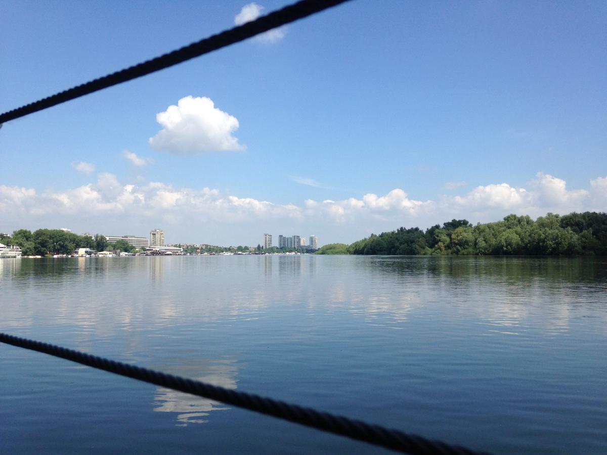 B&B Botel Charlie Beograd Bagian luar foto