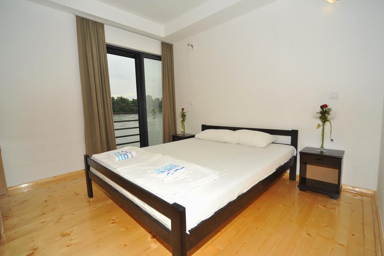 B&B Botel Charlie Beograd Bagian luar foto