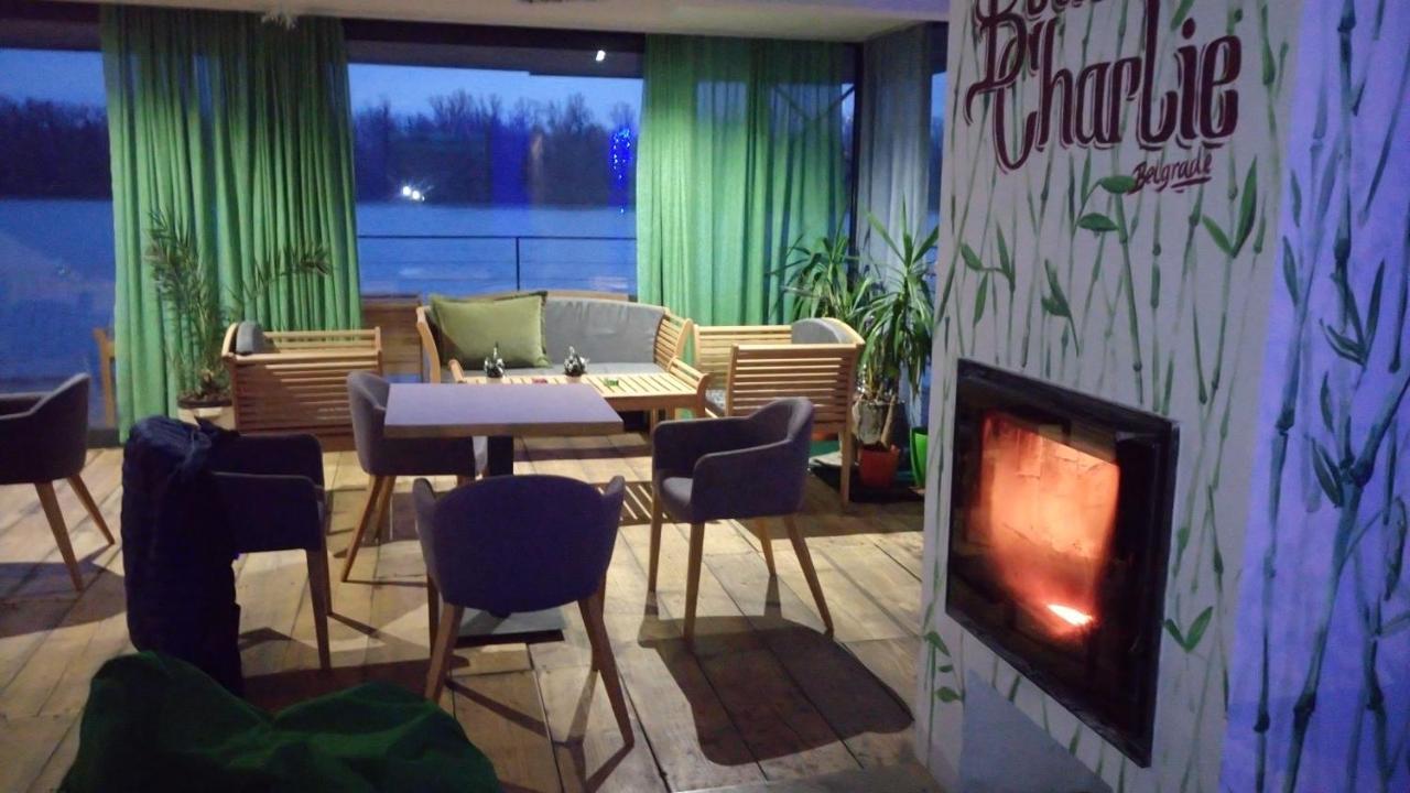 B&B Botel Charlie Beograd Bagian luar foto