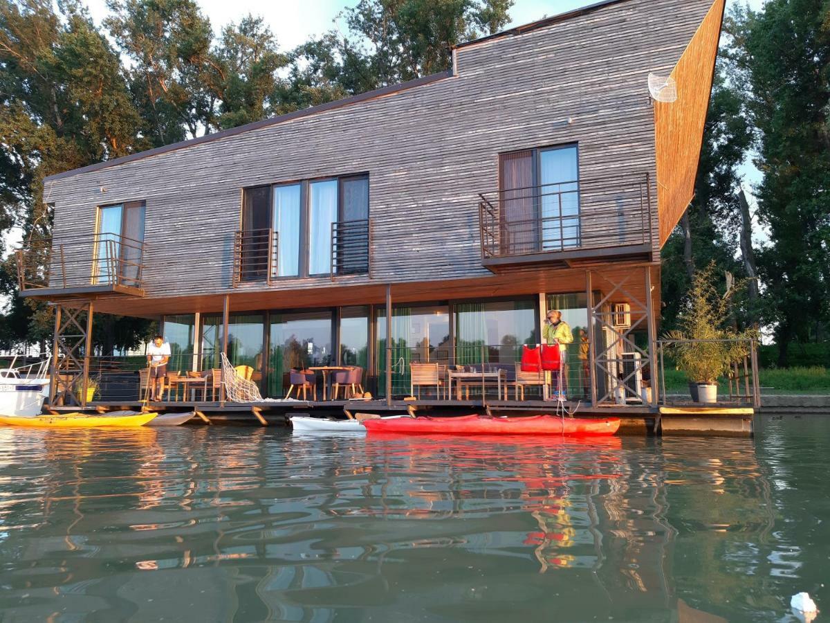 B&B Botel Charlie Beograd Bagian luar foto